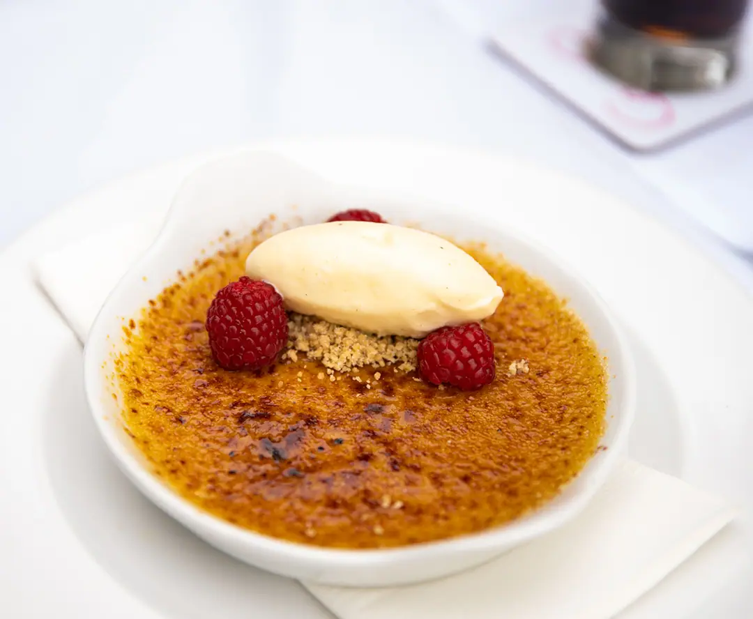 Crème brûlée with raspberries